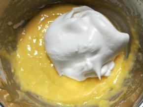 将蛋白霜与蛋黄糊分三次切拌均匀。