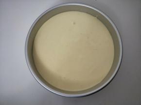 将面糊倒入模具，震出大气泡。