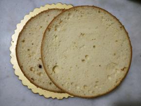 烤好的戚风蛋糕片分成2片。