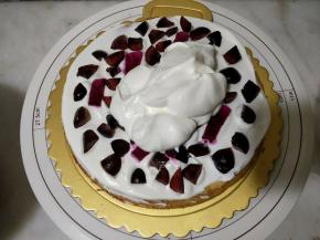 200克淡奶油加20克细砂糖打至七分发，第一片蛋糕先抹一层奶油，铺满水果再抹一层奶油，盖住水果。