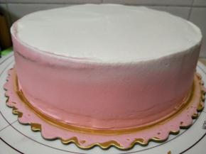 再打发200克淡奶油，加色素调至喜欢的颜色，抹平表面和周围。