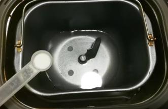 面包机桶里面放入180毫升水，6克盐