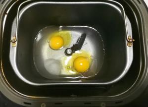 打入两只鸡蛋