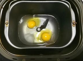 打入两只鸡蛋