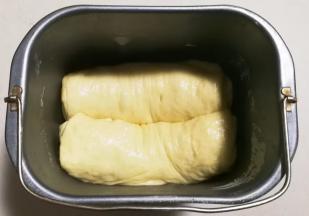 再放入面包机桶继续完成甜面包工作程序