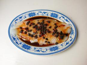 淋入蒸鱼豉油，放入豆豉