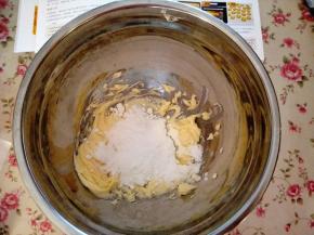 加入糖粉，盐用电动打蛋器打散，