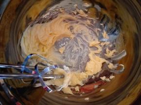 黄油室温软化，用电动打蛋器打散，