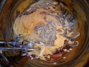 黄油室温软化，用电动打蛋器打散，