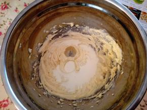 分2次加入淡奶油，要完全融合后，再加另一次淡奶油，