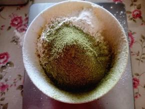 打至黄油体积膨胀一倍，色泽变浅黄时，筛入低粉和抹茶粉，