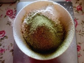 打至黄油体积膨胀一倍，色泽变浅黄时，筛入低粉和抹茶粉，