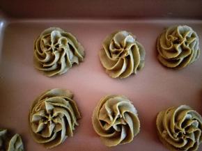 把粉与黄油拌匀，拌至看不到面粉，把饼干糊装入裱花袋，裱花嘴根据自己喜欢的选择就好，把曲奇挤在不粘的烤盘上，如果烤盘不是不粘的，则要垫油纸，挤的花纹自己喜欢就好，尽量一样大小，烤箱预热，上下火，中层170度，烤25分钟左右。