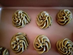 把粉与黄油拌匀，拌至看不到面粉，把饼干糊装入裱花袋，裱花嘴根据自己喜欢的选择就好，把曲奇挤在不粘的烤盘上，如果烤盘不是不粘的，则要垫油纸，挤的花纹自己喜欢就好，尽量一样大小，烤箱预热，上下火，中层170度，烤25分钟左右。