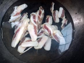 腊肉放入冷水锅中，大火烧开，以去污渍