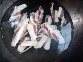 腊肉放入冷水锅中，大火烧开，以去污渍