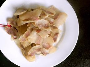 将煮好的腊肉，捞出洗净，沥水