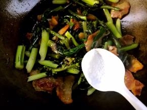 调入盐，炒匀入味即可