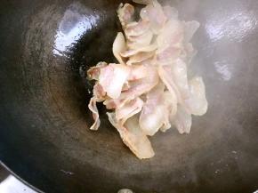放入腊肉，煸炒出香味，至出油