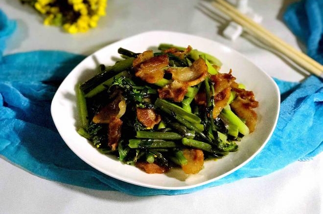 家常腊肉炒菜苔