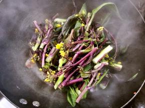 放入菜苔，大火翻炒至软