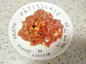 里脊肉洗净切成细条，加入生抽、料酒抓匀腌制10分钟