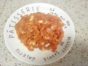 加入适量淀粉和清水抓匀