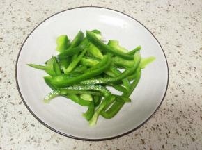 青椒挖去里面的籽清洗干净切丝