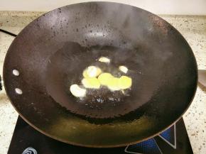 锅里倒入适量油烧热，下入姜蒜爆香