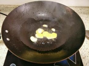 锅里倒入适量油烧热，下入姜蒜爆香