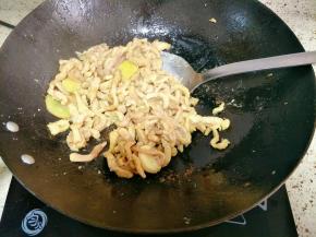 下入肉丝大火滑炒