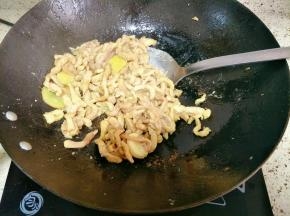 下入肉丝大火滑炒