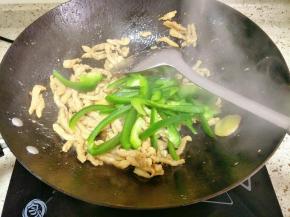 肉丝炒到七八分熟，加入青椒丝翻炒