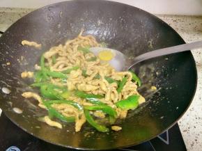 加入盐、味精调味，翻炒均匀出锅