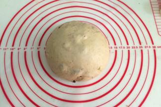 另一个面团加入酒渍葡萄干和切碎的核桃碎，均匀的揉进面团里。（葡萄干要用厨房纸擦干水分）