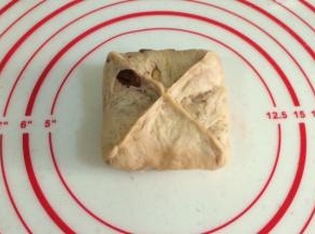 对角线捏紧，收好口子，呈正方形状。