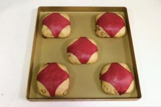 如上图，把红色的正方形小面片放在二发好的面团表面上。