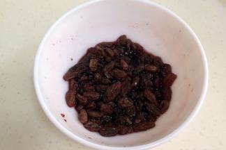 提前一个晚上把葡萄干用红酒浸泡备用。