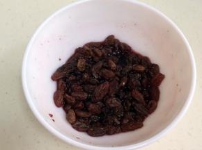 提前一个晚上把葡萄干用红酒浸泡备用。