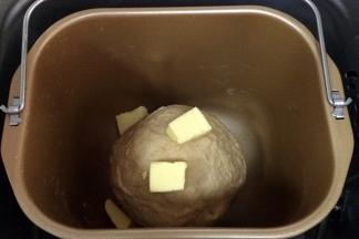 约揉15分钟，面团成型后加入黄油继续和面。