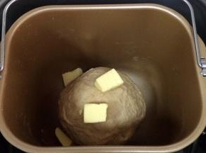 约揉15分钟，面团成型后加入黄油继续和面。