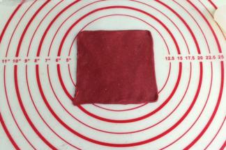 取一份小面团，用擀面杖擀成正方形，若是比较追求完美，也可以用刮刀把面皮边缘切掉些，这样就平整了。