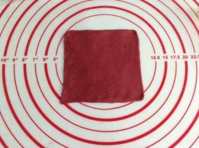 取一份小面团，用擀面杖擀成正方形，若是比较追求完美，也可以用刮刀把面皮边缘切掉些，这样就平整了。