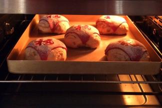 入预热好的烤箱中层，上下火180度16～18分钟，上色后盖上锡纸防止颜色过深。（请按照各自烤箱情况调整烘烤的温度和时间）