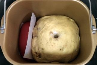 面团发至2倍大，手指沾面粉戳孔，不塌陷不回弹即可。