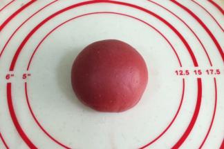 在75克面团内加入2克红曲粉和6～8滴红色色素，一边加一边慢慢揉匀。