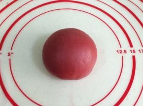 在75克面团内加入2克红曲粉和6～8滴红色色素，一边加一边慢慢揉匀。