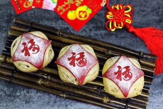 营养美味又具有春节气息的“福”气欧包就制作完成了。