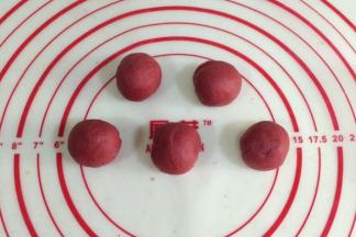 把红色的面团平均分成五份，滚圆。