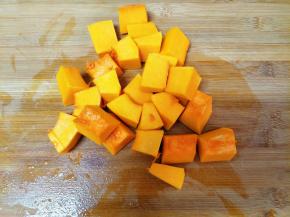 南瓜去皮切块
